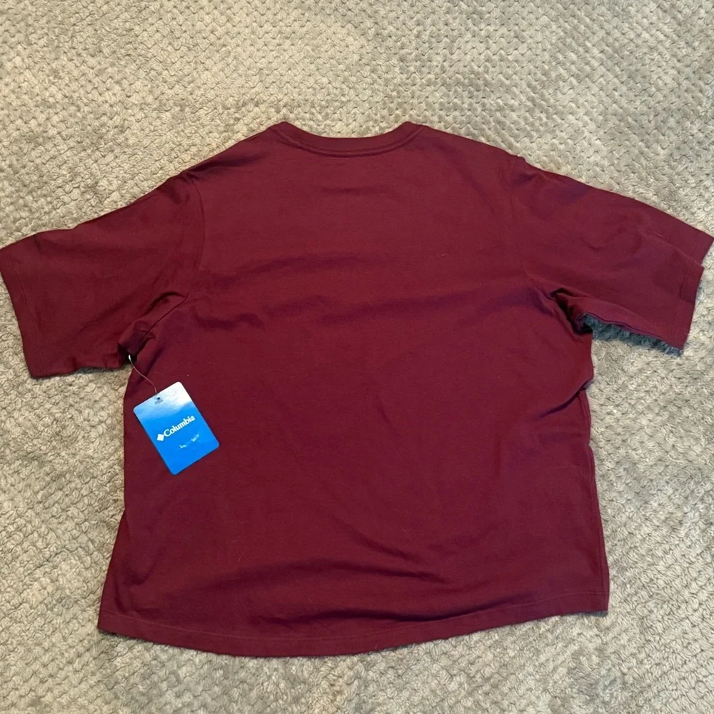 Columbia Women’s Burgundy Short Sleeve Tee Size Medium NWT - Picture 2 of 3